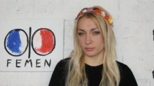 la fundadora de las Femen, la ucraniana Inna Shevchenko, exclamaba desde su cuenta de twitter: «Si Lenin levantara la cabeza». Ucraniana, exiliada política en Francia, Shevchenko es la cabeza de un movimiento que ha protagonizado diversos actos de profanación de templos católicos, y cuya disolución piden miles de ciudadanos.