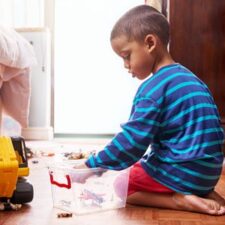 Por qué debes dejar de decir a tu hijo 'pórtate bien'